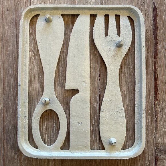 MCM TRIVET Fork Knife And Spoon Cream Enamel Cast Metal Vintage Retro Farmhouse - Picture 3 of 3